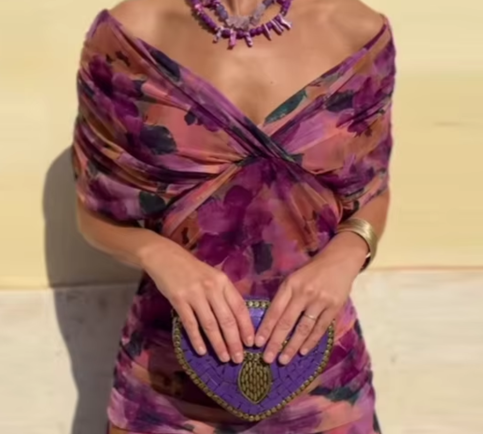 Lujza | Elegáns hosszú estélyi ruha V kivágással